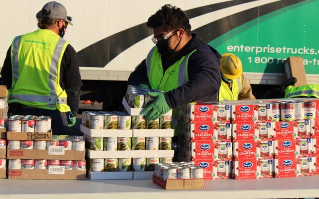 Consumers Gas Line Workers Donate Thanskgiving Meals to Saginaw Families