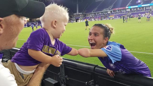 Boy born without a hand meets an athlete just like him